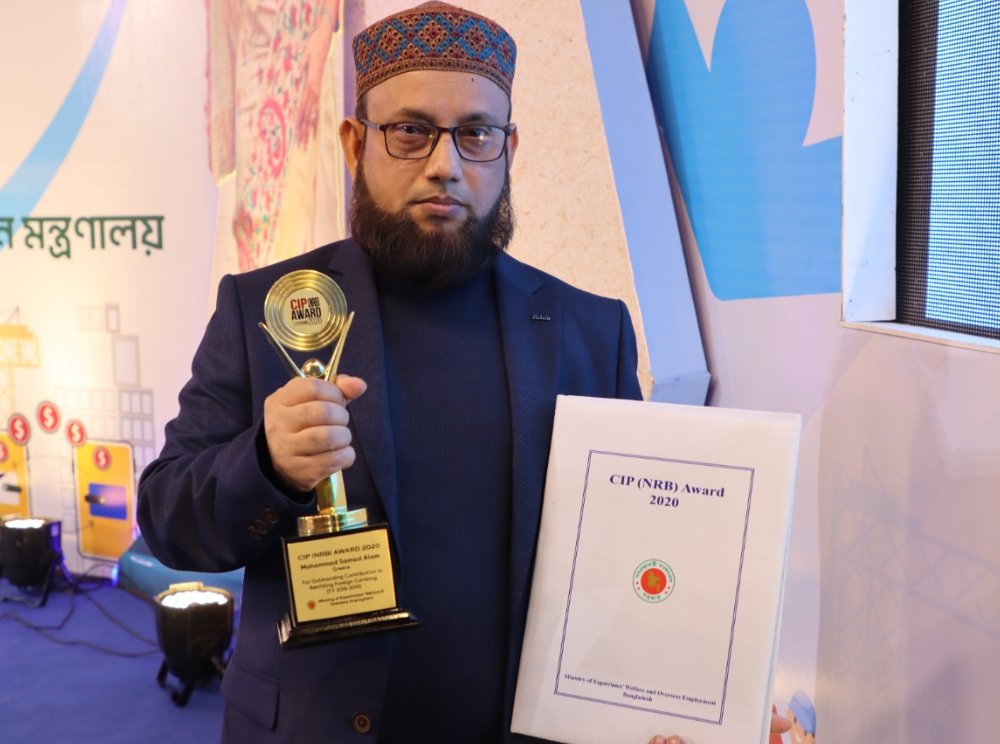 Managing Director with the CIP (NRB) Award 2020 trophy
